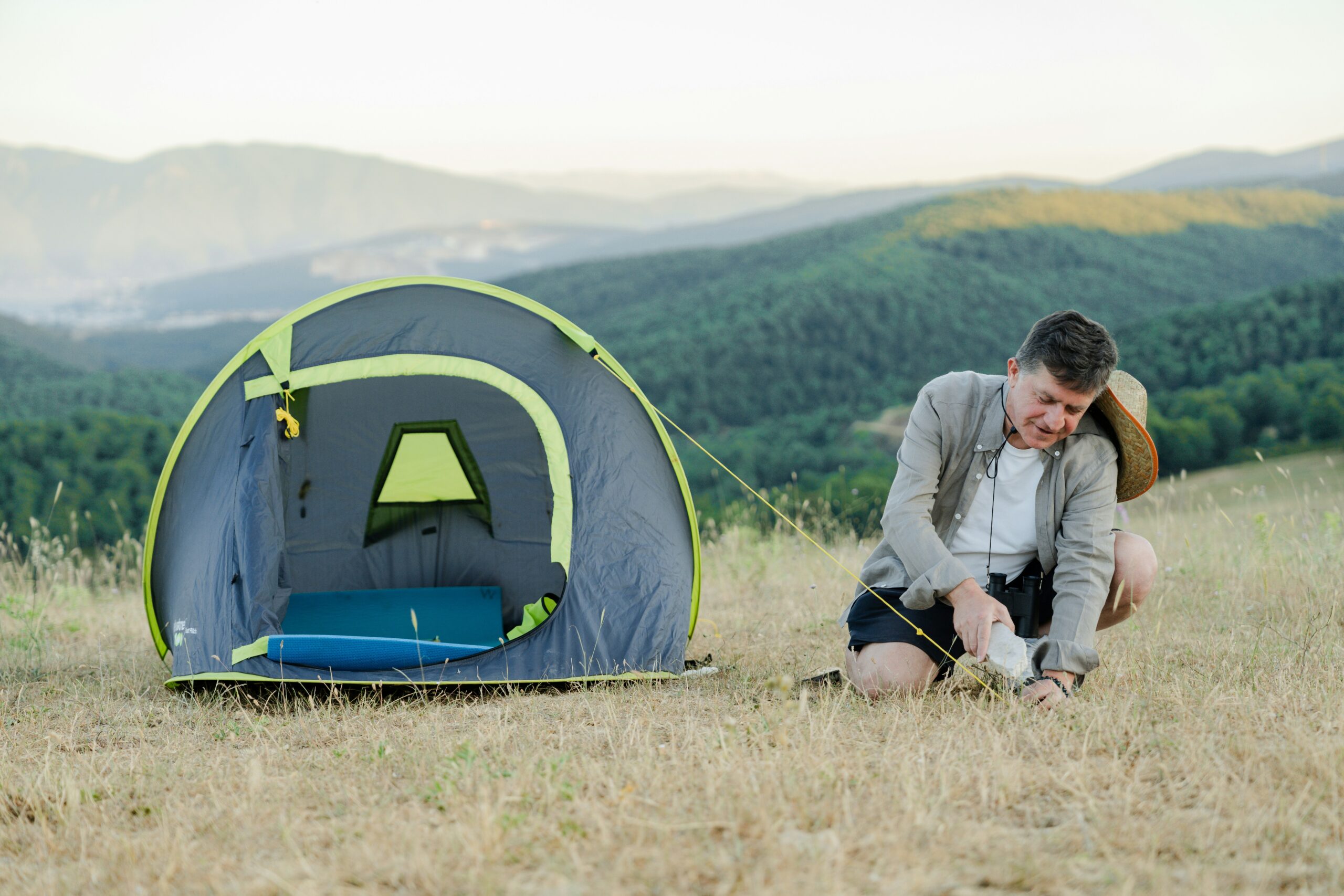 營釘怎麼打才穩？面對強風與硬地的搭設技巧！新手必學固定指南
